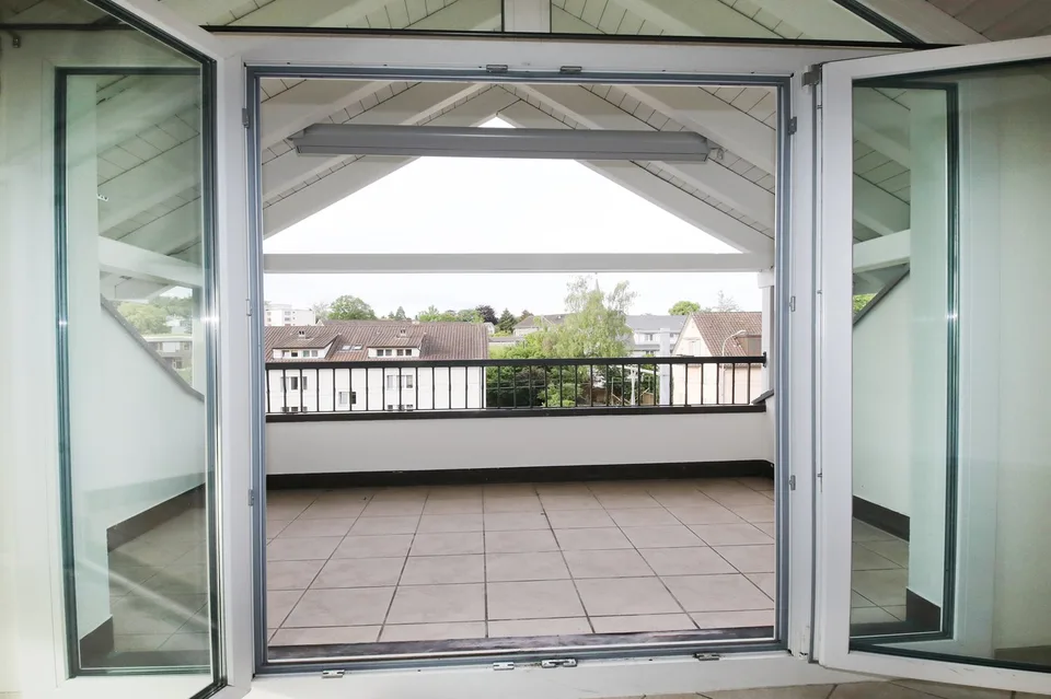 gepflegte und renovierte Dachwohnung (86 m2) mit Terrasse (10 m2)