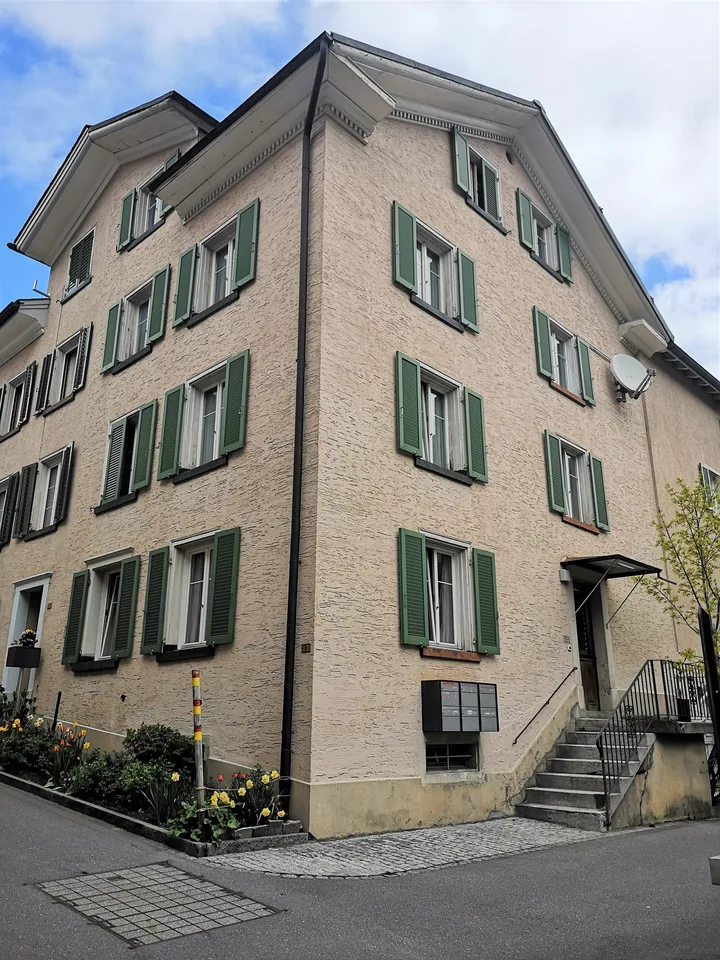 Charmante 3.5-Zimmer-Dachwohnung in Glarus Süd