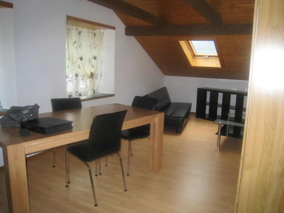 Charmant appartement de 3,5 pièces en mansarde à Glarus Süd