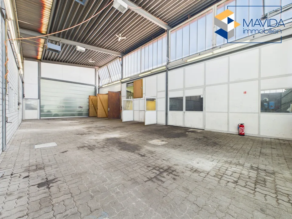 Deux halles commerciales connectées avec système de grue et station de lavage SB