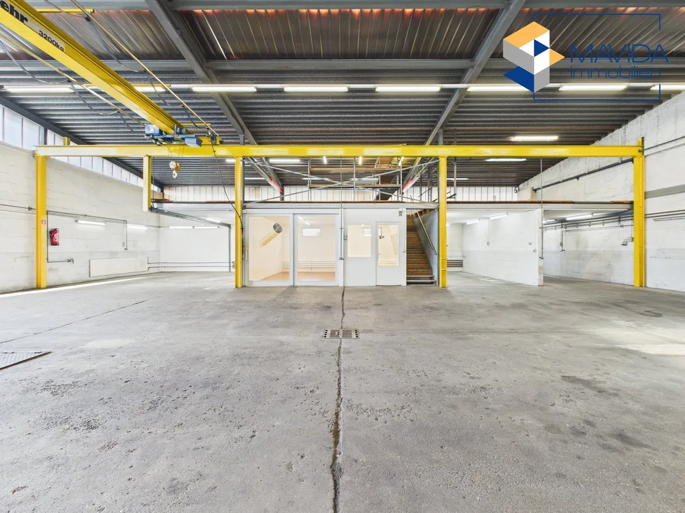 Deux halles commerciales connectées avec système de grue et station de lavage SB
