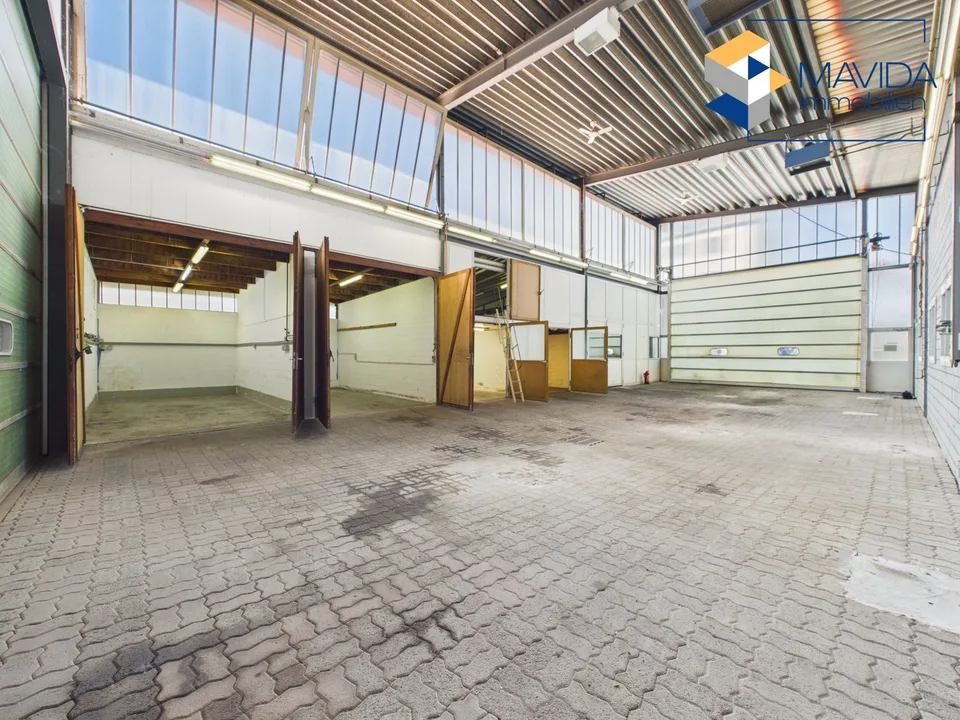Deux halles commerciales connectées avec système de grue et station de lavage SB