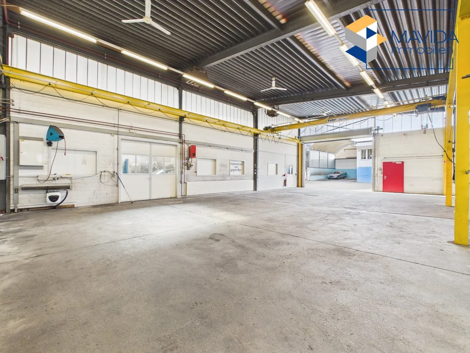 Deux halles commerciales connectées avec système de grue et station de lavage SB