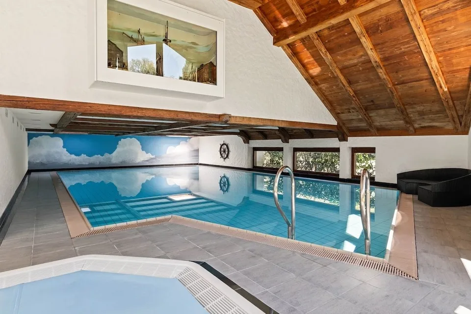 "Exklusive Villa mit Indoor-Pool und parkähnlicher Gartenanlage"