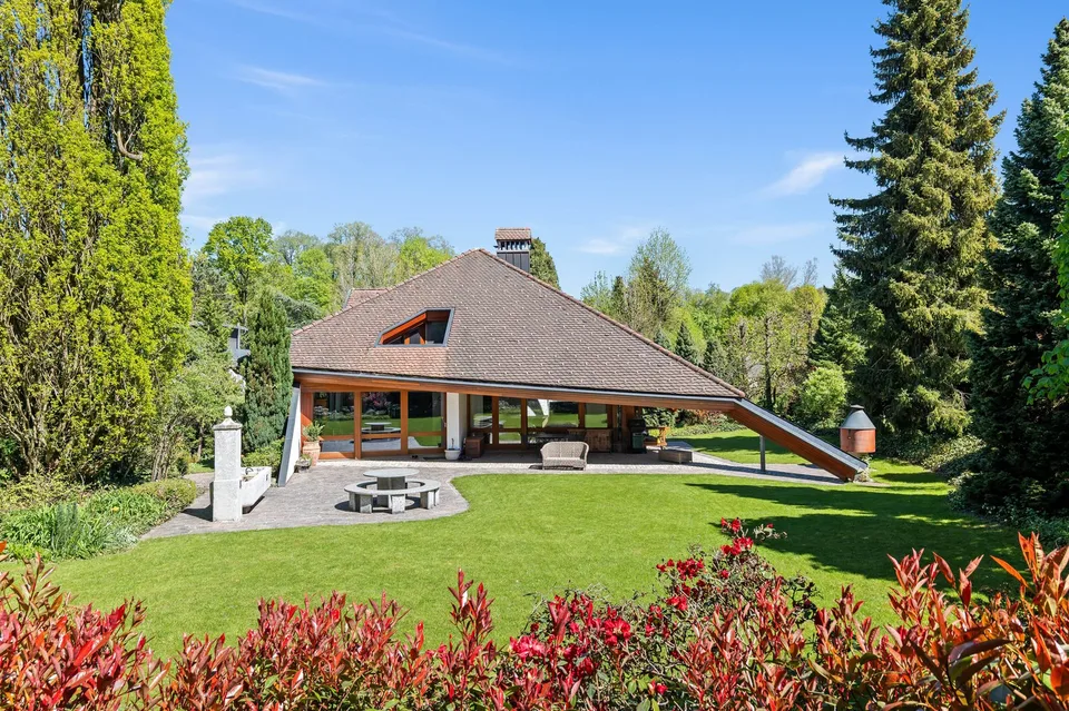 "Exklusive Villa mit Indoor-Pool und parkähnlicher Gartenanlage"