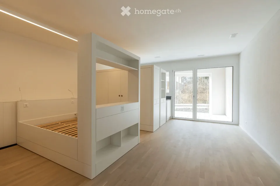Appartement moderne de 1,5 pièces avec beaucoup d'espace de stockage, terrasse et vue sur le verdure