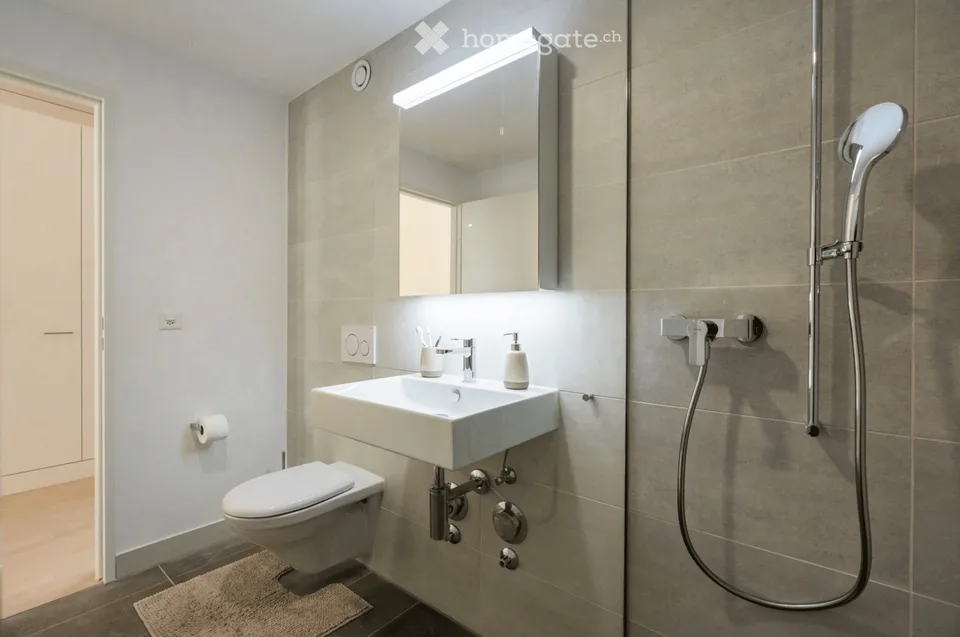 Appartement moderne de 1,5 pièces avec beaucoup d'espace de stockage, terrasse et vue sur le verdure