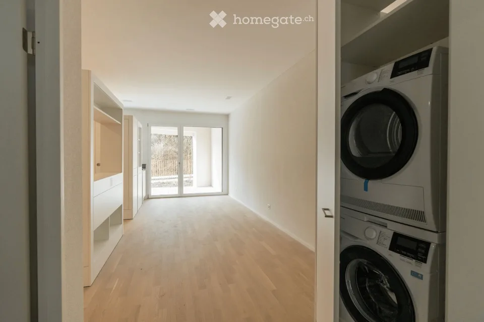 Appartement moderne de 1,5 pièces avec beaucoup d'espace de stockage, terrasse et vue sur le verdure