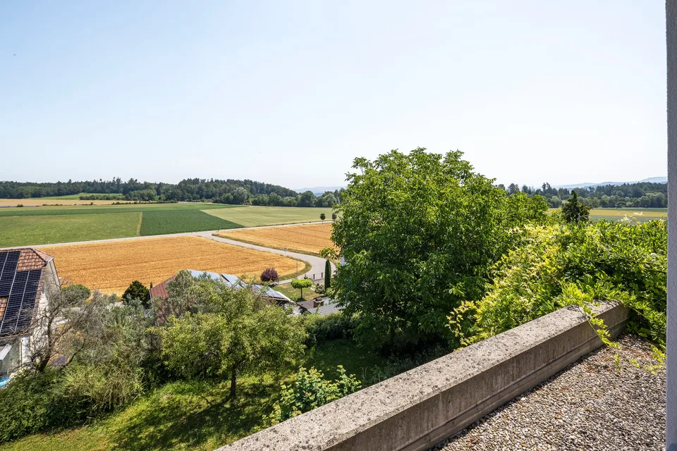Ampia casa residenziale con vista panoramica e ampio contesto