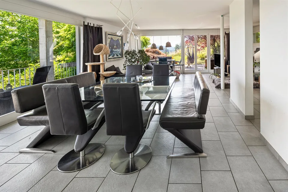 Ampia casa residenziale con vista panoramica e ampio contesto