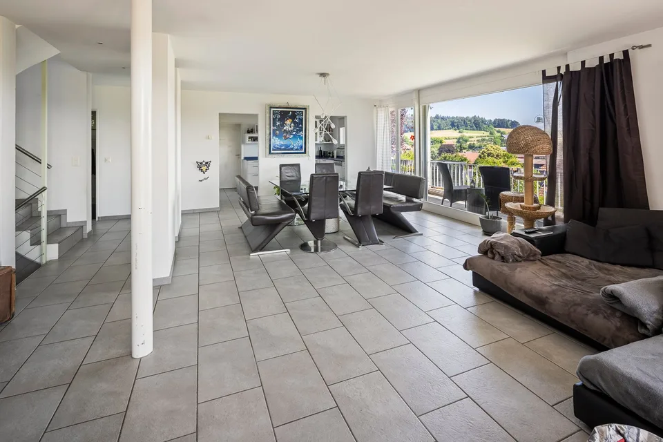 Ampia casa residenziale con vista panoramica e ampio contesto