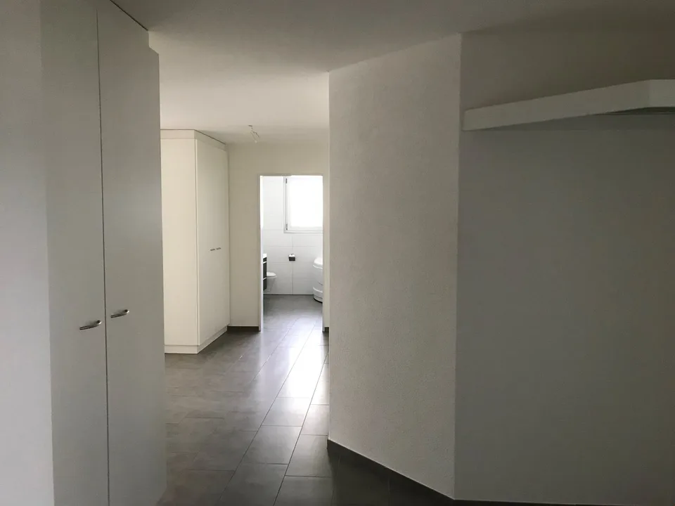 Appartement moderne 4,5 pièces avec jardin d'hiver, balcon & bain à remous