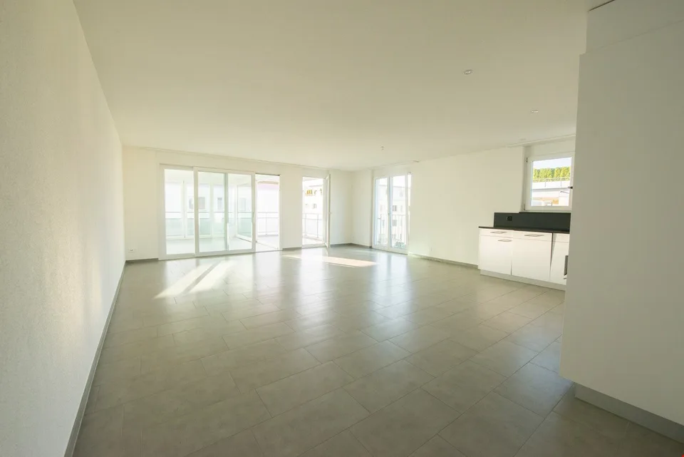 Moderne 4.5-Zimmer-Wohnung mit Wintergarten, Balkon & Whirlpool