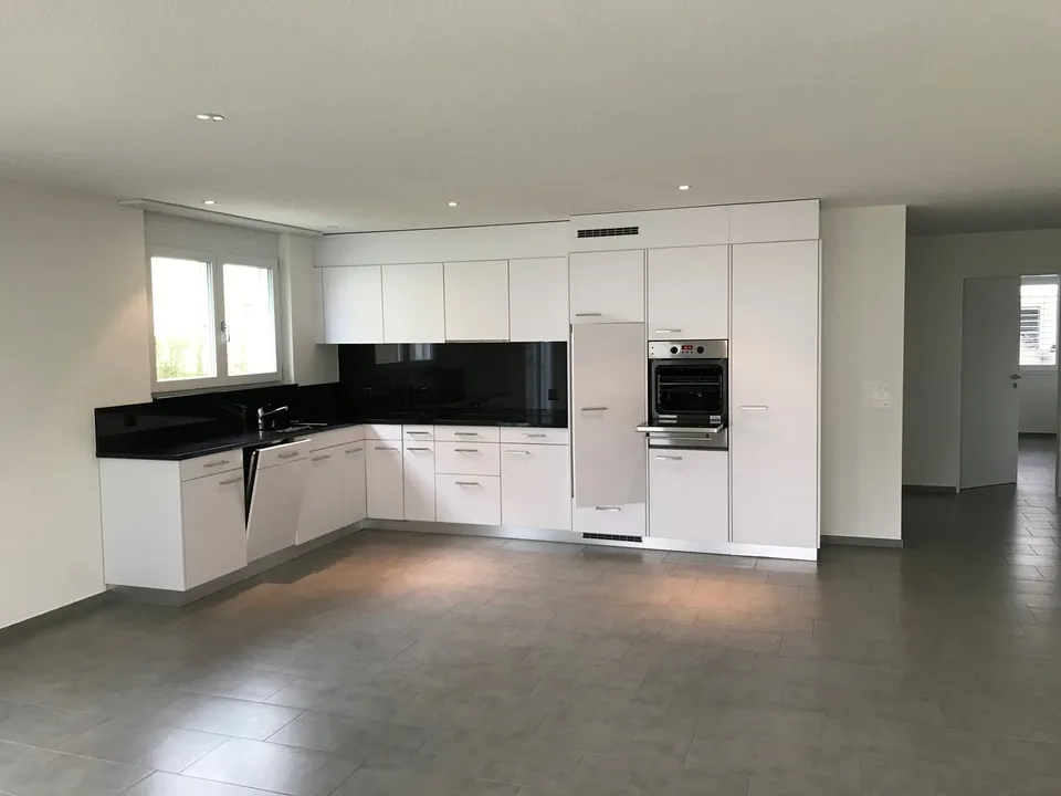 Appartement moderne 4,5 pièces avec jardin d'hiver, balcon & bain à remous