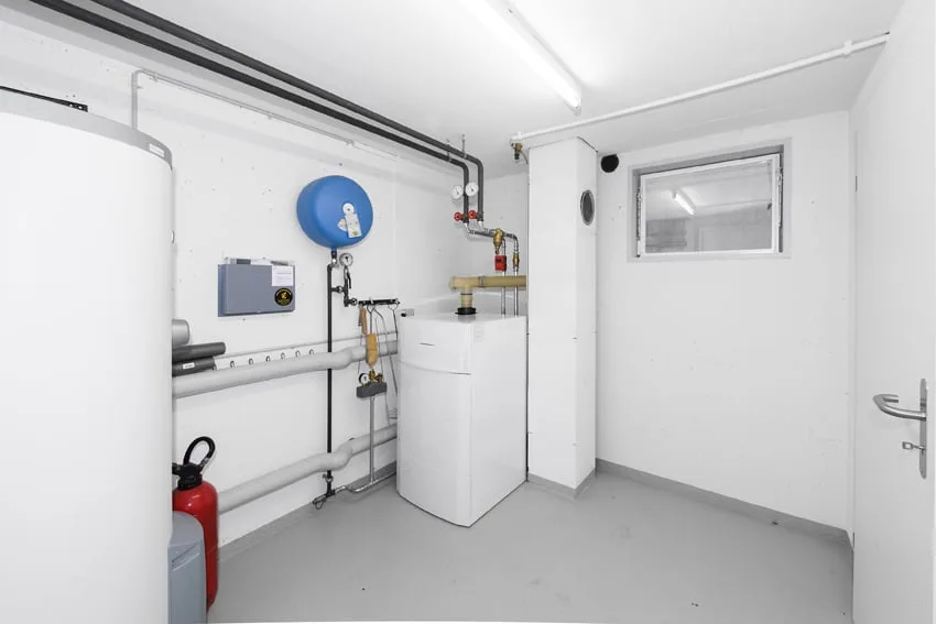 Casa unifamiliare moderna con grande giardino e piscina in una posizione tranquilla, ma ben collegata