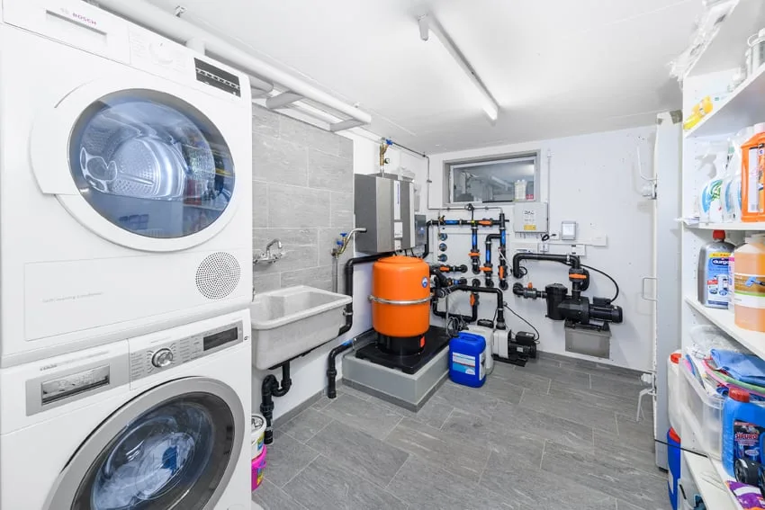 Casa unifamiliare moderna con grande giardino e piscina in una posizione tranquilla, ma ben collegata