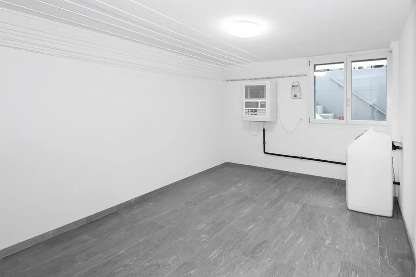 Casa unifamiliare moderna con grande giardino e piscina in una posizione tranquilla, ma ben collegata