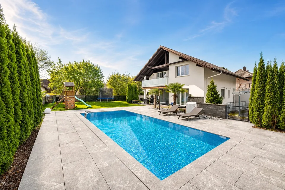 Modernes Einfamilienhaus mit grossem Garten und Pool an ruhiger, dennoch top erschlossener Lage