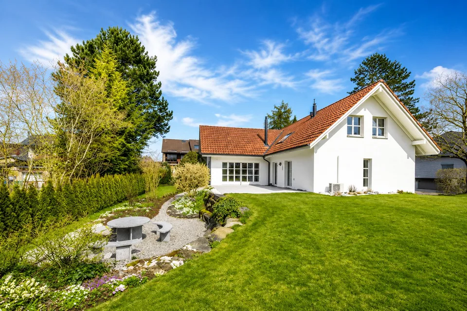Freistehendes 5.5-Zimmer-Einfamilienhaus mit 901m² Grundstück und Ausbaupotential