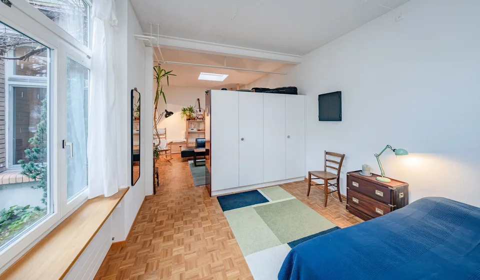 lichtdurchflutetes Loft im Erdgeschoss mit Sicht auf Innenhof