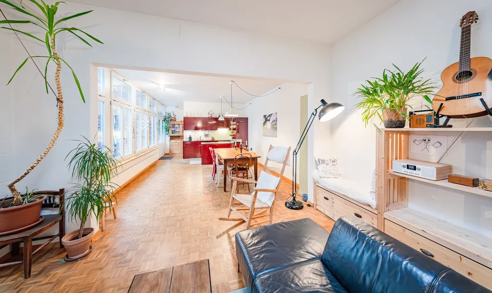lichtdurchflutetes Loft im Erdgeschoss mit Sicht auf Innenhof