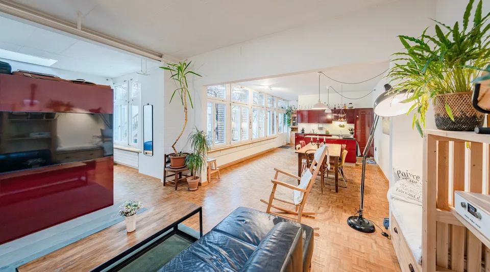 lichtdurchflutetes Loft im Erdgeschoss mit Sicht auf Innenhof