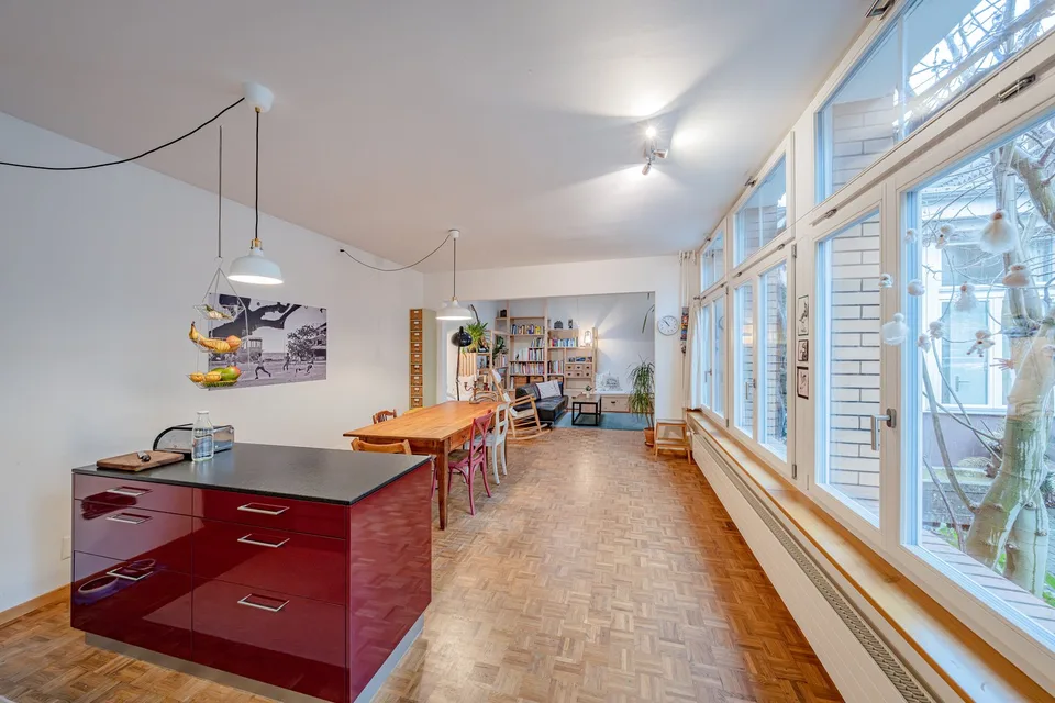 lichtdurchflutetes Loft im Erdgeschoss mit Sicht auf Innenhof