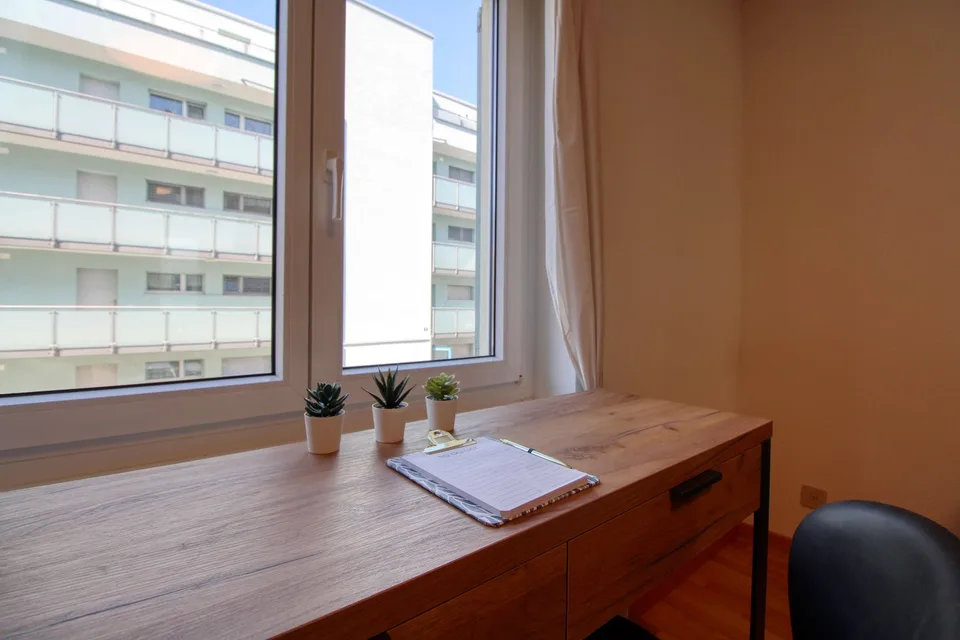 Möbliertes Zimmer in modernisierter Wohnung an top Lage