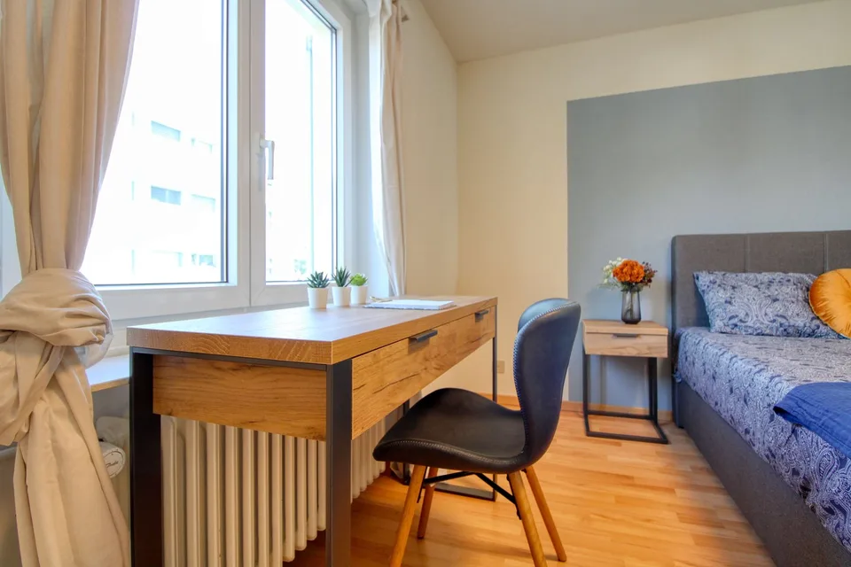 Möbliertes Zimmer in modernisierter Wohnung an top Lage