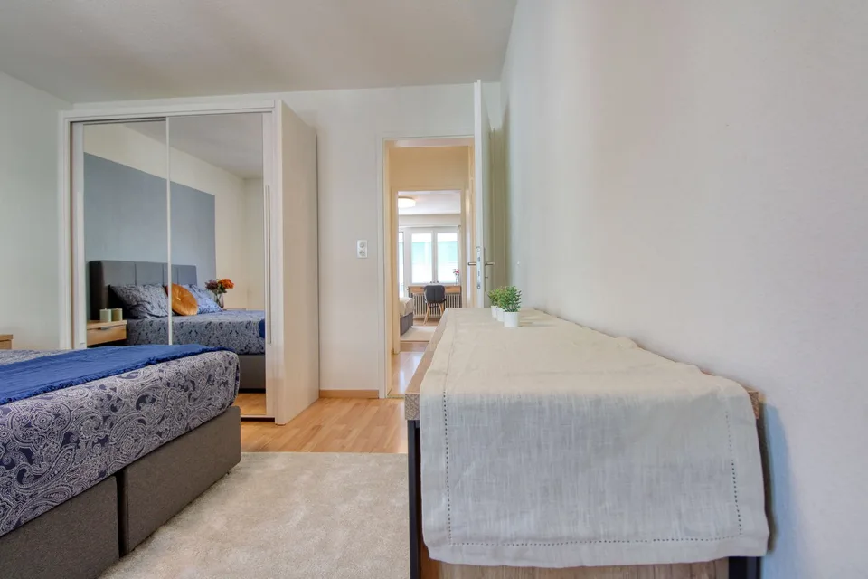 Möbliertes Zimmer in modernisierter Wohnung an top Lage