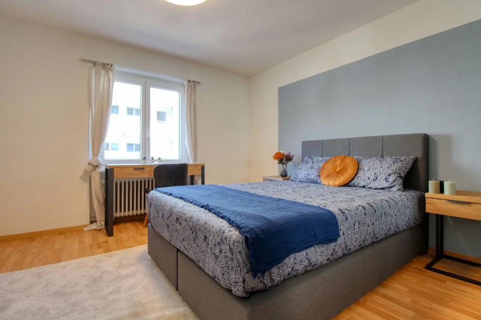 Möbliertes Zimmer in modernisierter Wohnung an top Lage