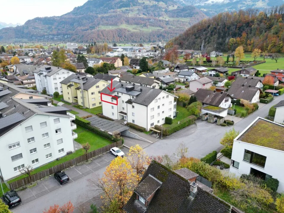 Appartamento di 4,5 locali con posto auto e balcone in una zona tranquilla a Niederurnen