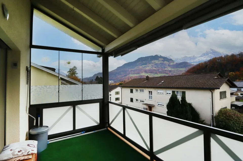 Appartamento di 4,5 locali con posto auto e balcone in una zona tranquilla a Niederurnen