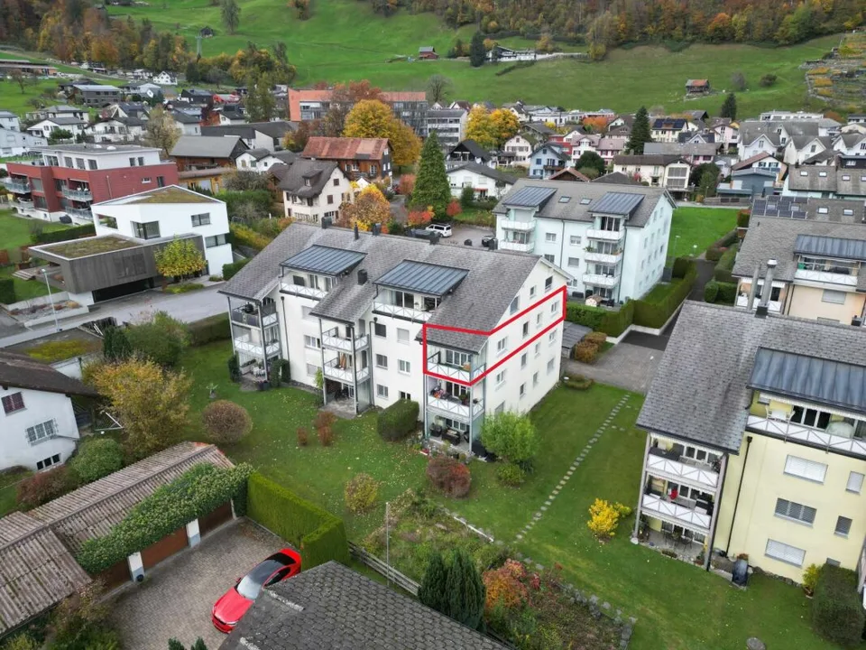 Appartamento di 4,5 locali con posto auto e balcone in una zona tranquilla a Niederurnen