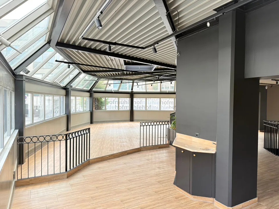 Ristorante spazioso in ottima posizione – 350 m² compreso giardino d'inverno e area esterna