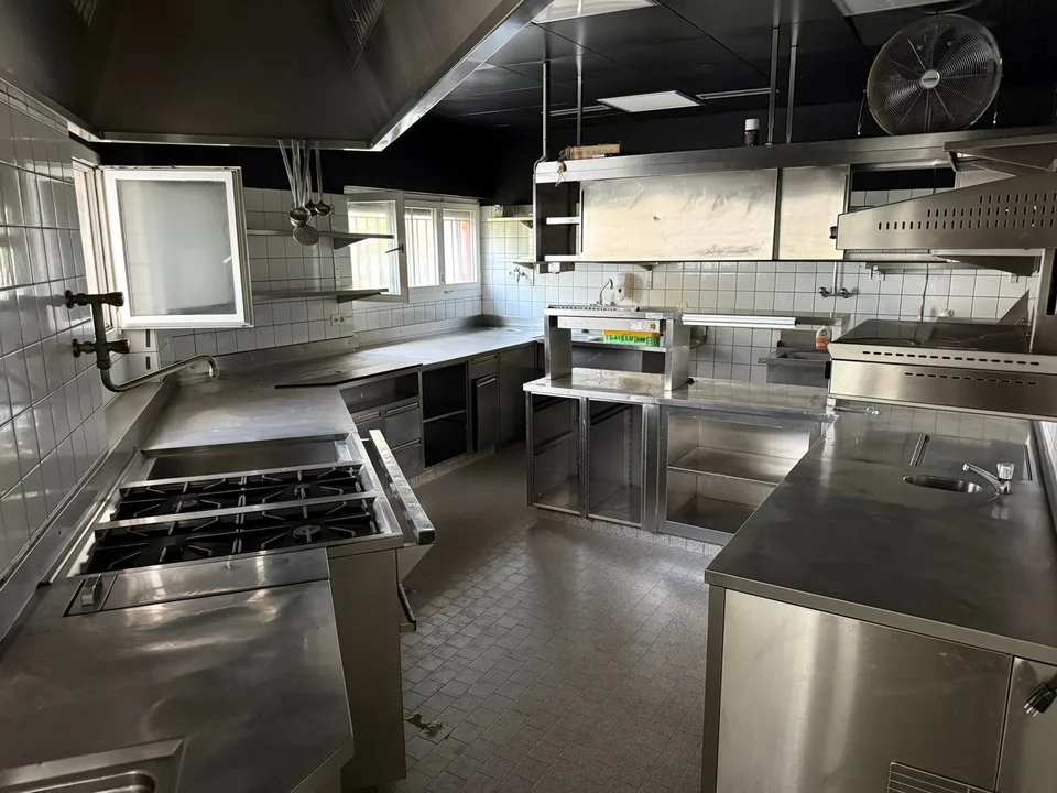 Ristorante spazioso in ottima posizione – 350 m² compreso giardino d'inverno e area esterna