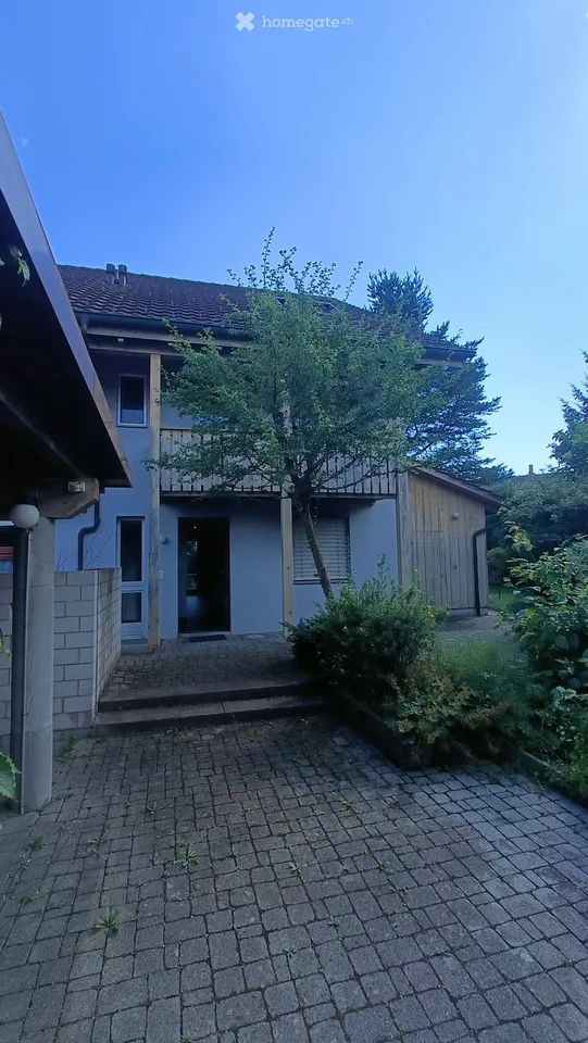 Charmant appartement en bande de 6,5 pièces avec cheminée à Wetzikon ZH