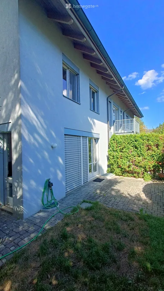Charmant appartement en bande de 6,5 pièces avec cheminée à Wetzikon ZH