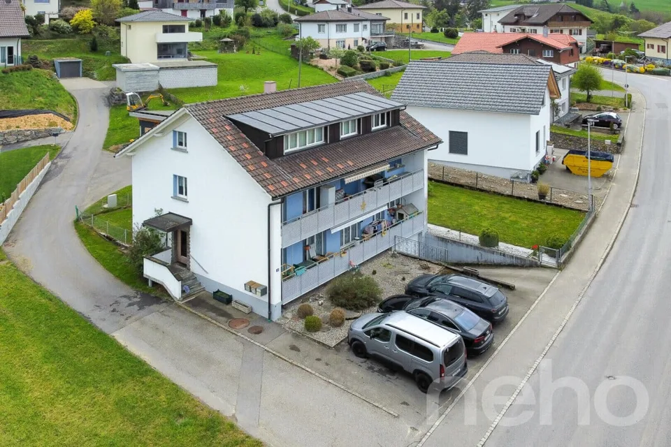 Mehrfamilienhaus im grünen Plasselb