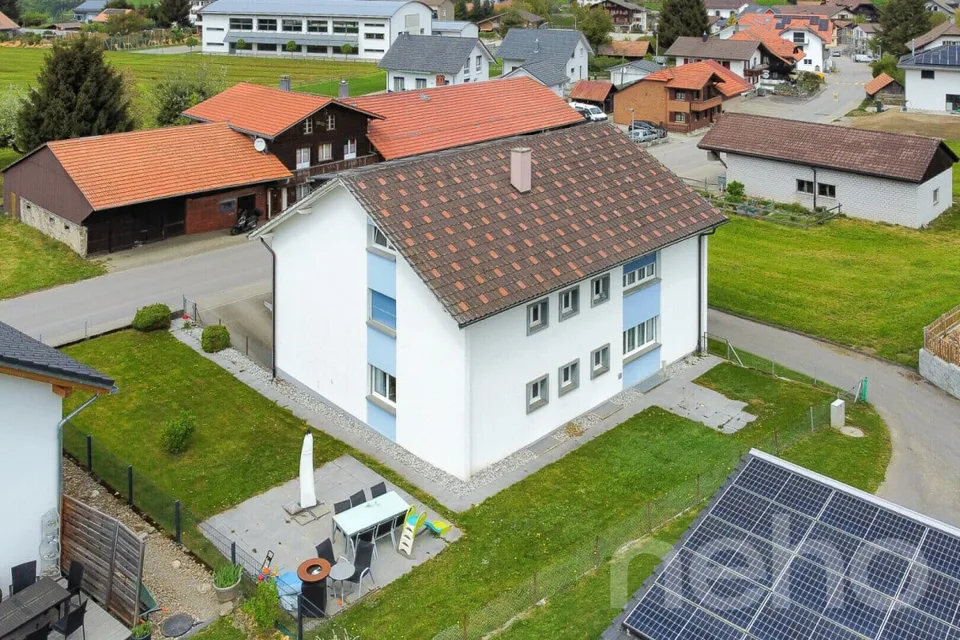 Mehrfamilienhaus im grünen Plasselb