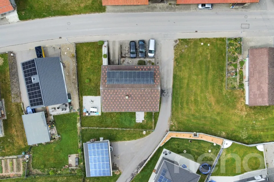 Mehrfamilienhaus im grünen Plasselb