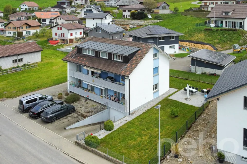 Mehrfamilienhaus im grünen Plasselb