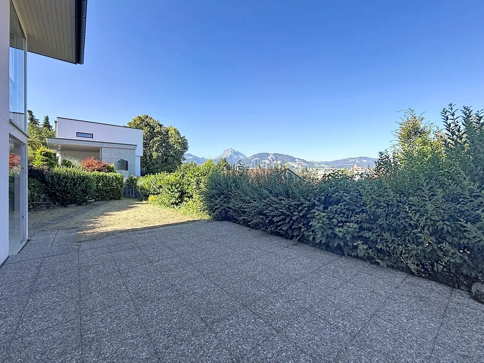 Affascinante appartamento con terrazza e giardino