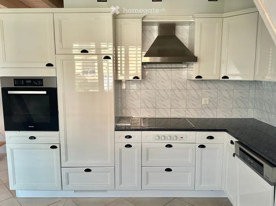Charmante 3.5-Zimmer-Maisonette-Dachwohnung mit Galerie in Safnern. Sofort verfügbar!