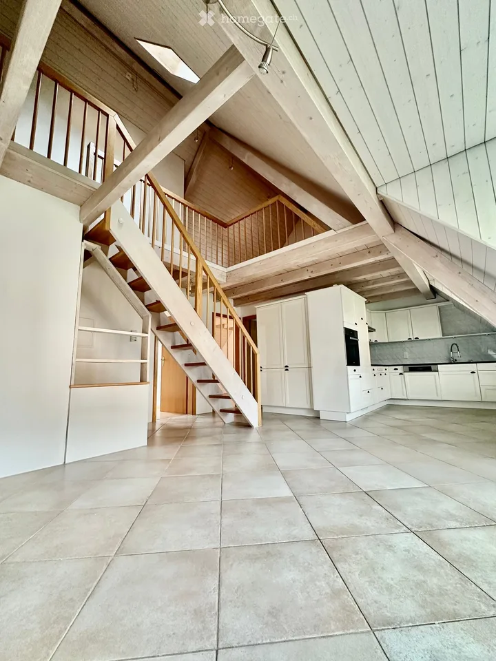 Charmante 3.5-Zimmer-Maisonette-Dachwohnung mit Galerie in Safnern. Sofort verfügbar!