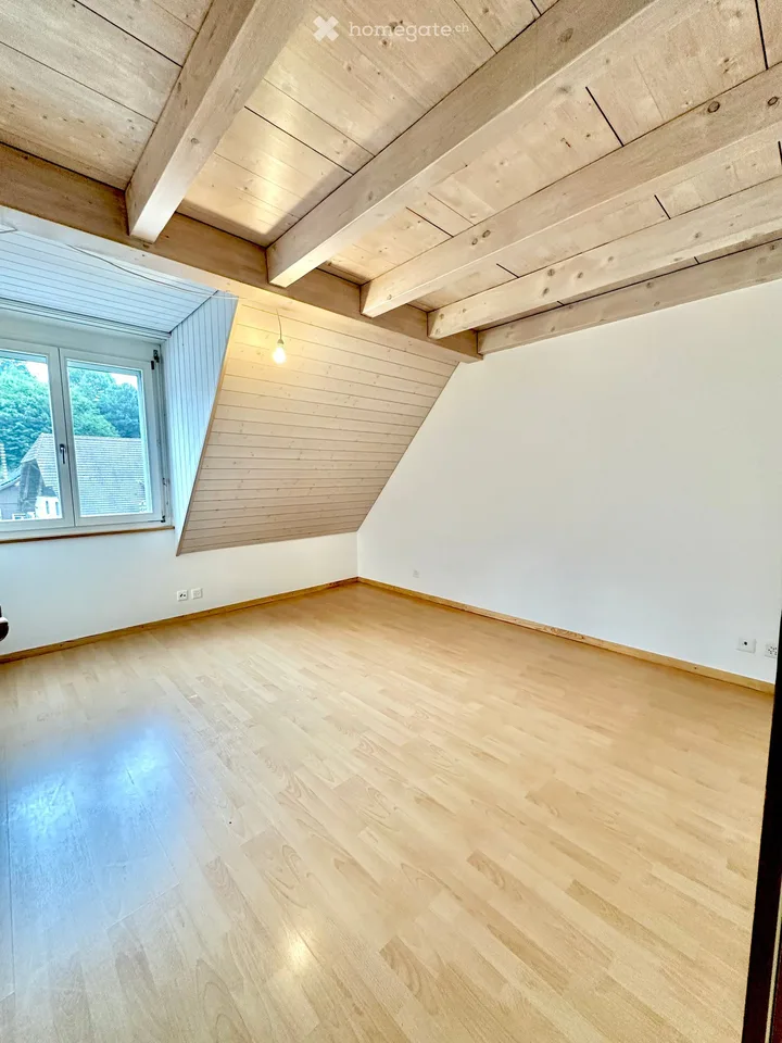 Charmante 3.5-Zimmer-Maisonette-Dachwohnung mit Galerie in Safnern. Sofort verfügbar!