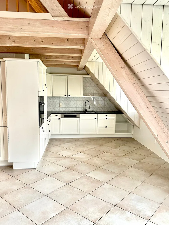 Charmante 3.5-Zimmer-Maisonette-Dachwohnung mit Galerie in Safnern. Sofort verfügbar!