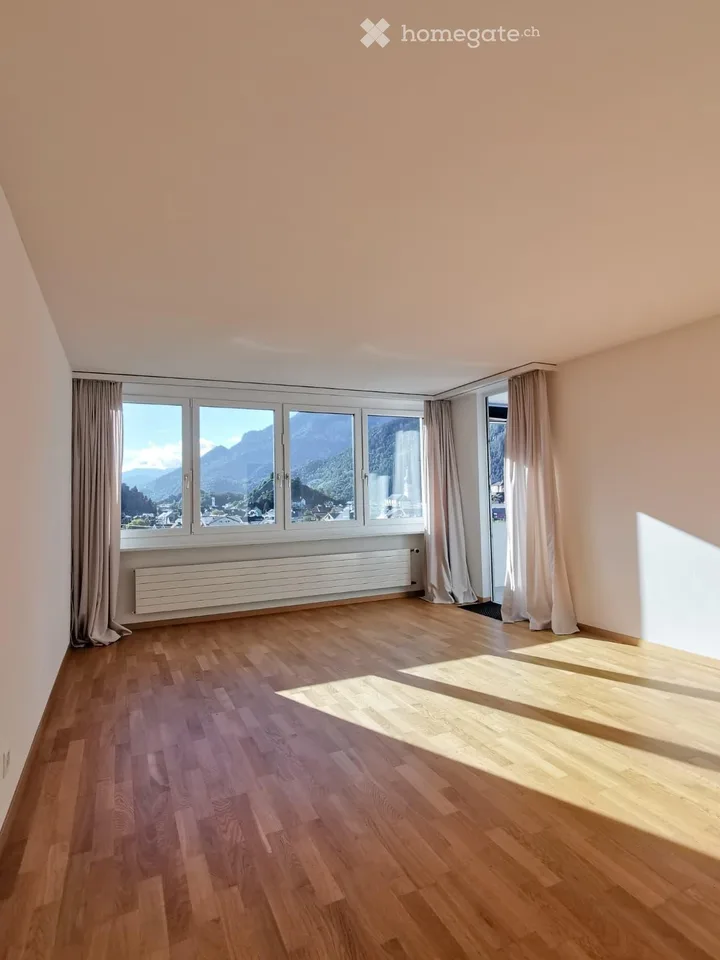 Sonnige 3.5-Zimmer-Dachwohnung im 11. Stock in Domat/Ems