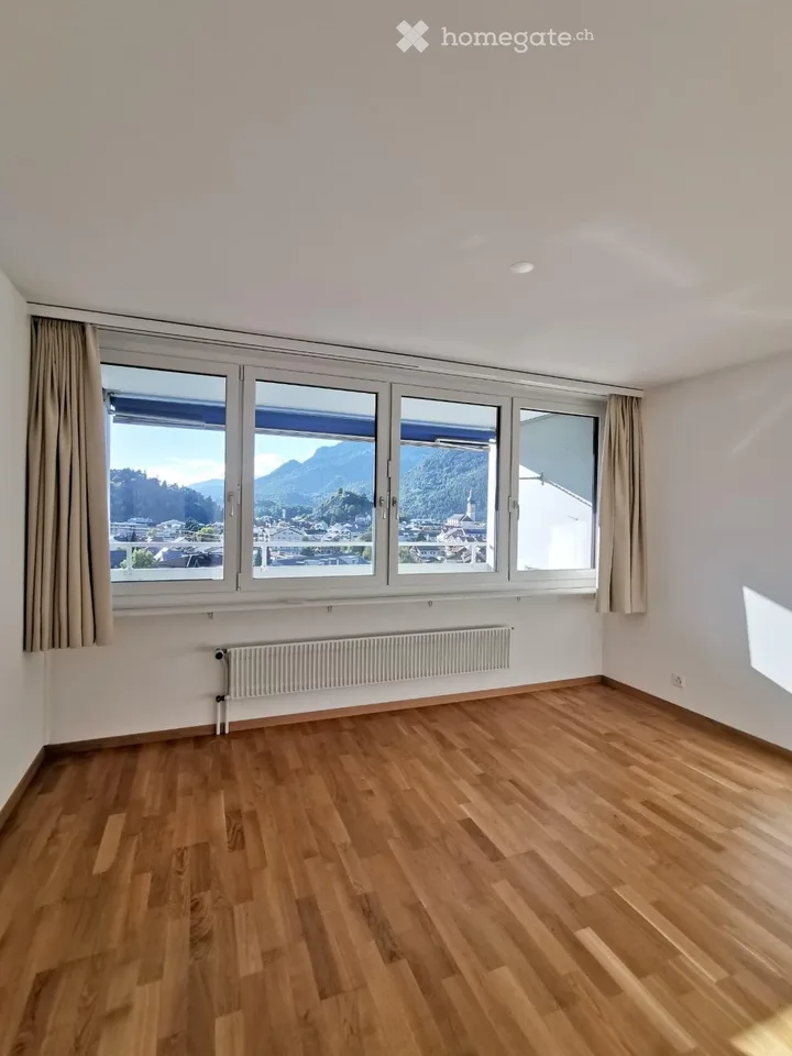 Sonnige 3.5-Zimmer-Dachwohnung im 11. Stock in Domat/Ems