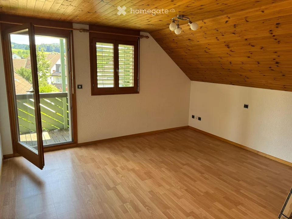 Ampio appartamento di 5,5 locali in stile casa di campagna a Bäretswil – disponibile da settembre o su accordo